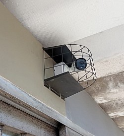 Instalação de câmera com gaiola de proteção