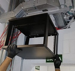 Posicionando Rack de CFTV para fixação